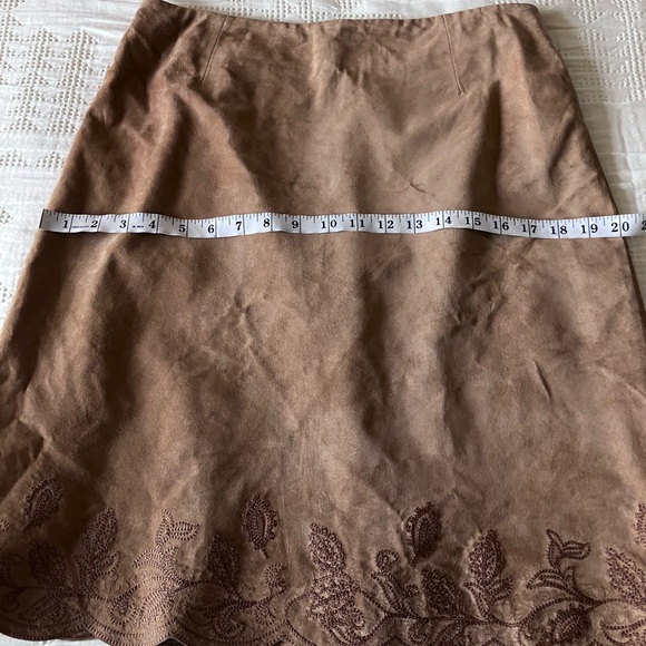 LORD & TAYLOR Vintage Tan Leather Scalloped Hem Embroidered Pencil Skirt Size 14 - Picture 9 of 12